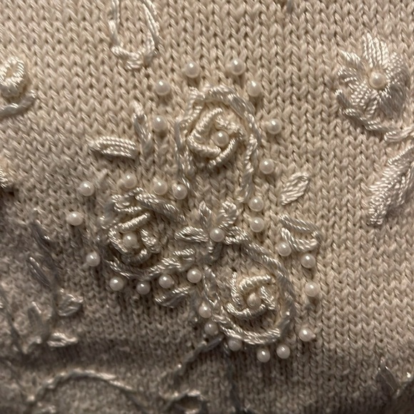 🌹WORTHINGTON EMBROIDERY PEARL SWEATER - Picture 3 of 6